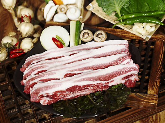 포토 JPG 그릇 접시 식재료 고추 양파 실내 마늘 생고기 돼지고기 사람없음 아웃포커스 버섯 상추 나무틀 삼겹살 홍고추 깻잎 양송이 풋고추 파 나무창틀 쌈채소 나무배경 국내포토 식기 백그라운드 채소 촬영기법 육류 틀 내부 창틀 파일형식