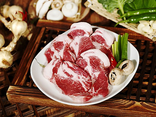 포토 JPG 그릇 접시 채소 식재료 고추 실내 마늘 생고기 육류 돼지고기 사람없음 가로 버섯 나무틀 쌈 홍고추 깻잎 양송이 풋고추 파 나무창틀 마늘꾸러미 국내포토 식기 틀 내부 창틀 파일형식