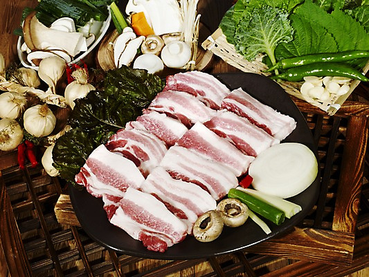 포토 JPG 그릇 접시 식재료 고추 양파 실내 마늘 생고기 육류 돼지고기 사람없음 상추 나무틀 삼겹살 깻잎 양송이 파 표고버섯 나무창틀 쌈채소 나무배경 국내포토 식기 백그라운드 채소 틀 내부 버섯 창틀 파일형식