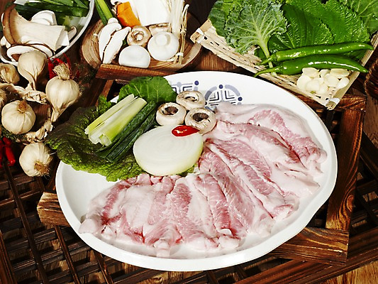 포토 JPG 그릇 접시 채소 식재료 고추 양파 실내 마늘 생고기 육류 돼지고기 사람없음 가로 상추 나무틀 쌈 홍고추 깻잎 양송이 풋고추 파 표고버섯 송이버섯 나무창틀 마늘꾸러미 저민마늘 항정살 국내포토 식기 틀 내부 버섯 창틀 파일형식