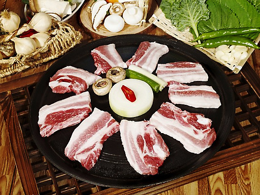 포토 JPG 채소 식재료 양파 실내 마늘 생고기 돼지고기 사람없음 장식 버섯 나무틀 삼겹살 홍고추 깻잎 양송이 불판 풋고추 파 짚신 나무창틀 나무배경 국내포토 백그라운드 신발 고추 전통소품 육류 틀 내부 창틀 파일형식