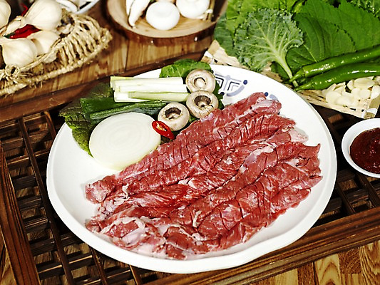 포토 JPG 그릇 접시 채소 식재료 고추 양파 실내 마늘 생고기 육류 돼지고기 사람없음 장식 가로 버섯 상추 나무틀 쌈 홍고추 깻잎 양송이 풋고추 짚신 갈매기살 나무창틀 마늘꾸러미 국내포토 식기 신발 전통소품 틀 내부 창틀 파일형식