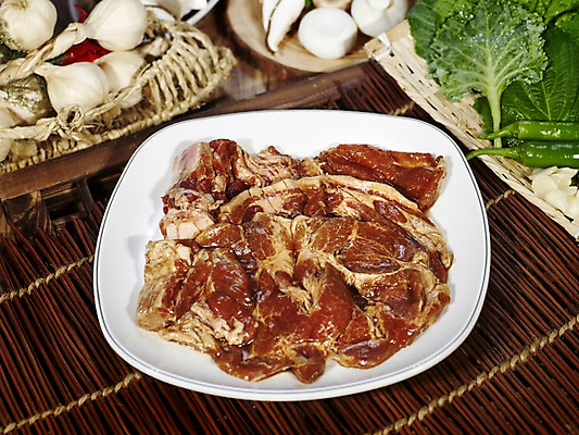 포토 JPG 그릇 접시 채소 식재료 고추 실내 마늘 생고기 육류 돼지고기 사람없음 장식 가로 바구니 쌈 풋고추 짚신 나무발 돼지갈비 마늘꾸러미 국내포토 식기 신발 전통소품 내부 파일형식