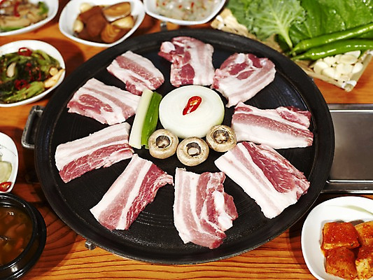 포토 JPG 그릇 접시 음식 채소 식재료 고추 반찬 양파 김치 실내 생고기 육류 돼지고기 사람없음 버섯 삼겹살 홍고추 양송이 불판 파 쌈채소 국내포토 식기 한식 내부 파일형식