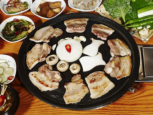 포토 JPG 그릇 접시 식재료 고추 반찬 양파 실내 육류 돼지고기 사람없음 구이 삼겹살 홍고추 양송이 불판 새송이버섯 쌈채소 국내포토 식기 음식 채소 내부 버섯 파일형식