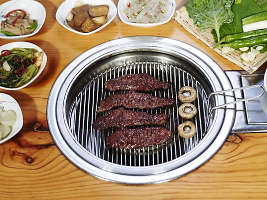 포토 JPG 음식 채소 식재료 고추 반찬 실내 육류 사람없음 가로 버섯 소고기 그릴 구이 쌈 양송이 불판 한우 풋고추 토시살 국내포토 주방용품 내부 파일형식