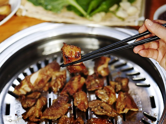 포토 JPG 손 음식 채소 식재료 젓가락 실내 육류 돼지고기 근접촬영 아웃포커스 신체부위 가로 구이 쌈 불판 돼지갈비 숯불구이 국내포토 뷰포인트 촬영기법 수저 사람 내부 파일형식