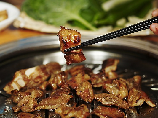 포토 JPG 음식 채소 식재료 젓가락 실내 육류 돼지고기 근접촬영 사람없음 아웃포커스 가로 구이 쌈 불판 돼지갈비 숯불구이 국내포토 뷰포인트 촬영기법 수저 내부 파일형식