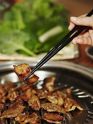 포토 JPG 손 음식 채소 식재료 젓가락 실내 육류 돼지고기 근접촬영 아웃포커스 신체부위 세로 구이 쌈 불판 돼지갈비 숯불구이 국내포토 뷰포인트 촬영기법 수저 사람 내부 파일형식