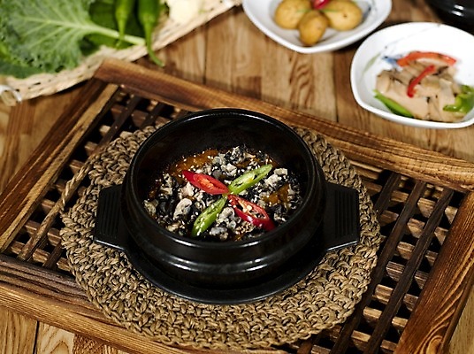 포토 JPG 그릇 접시 음식 채소 식재료 고추 반찬 실내 육류 사람없음 목재 아웃포커스 가로 나무틀 뚝배기 쌈 나무바닥 홍고추 풋고추 냄비받침 나무창틀 쌈밥 우렁쌈밥 우렁이 원목무늬 국내포토 나무 식기 무늬 재료 바닥 촬영기법 틀 내부 받침대 창틀 파일형식