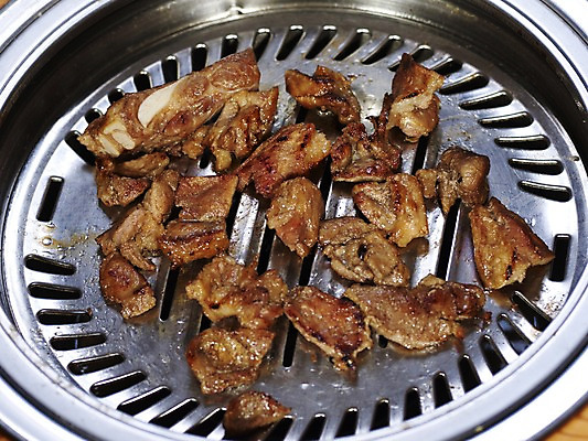 포토 JPG 음식 식재료 실내 육류 돼지고기 근접촬영 사람없음 가로 구이 불판 돼지갈비 숯불구이 국내포토 뷰포인트 내부 파일형식