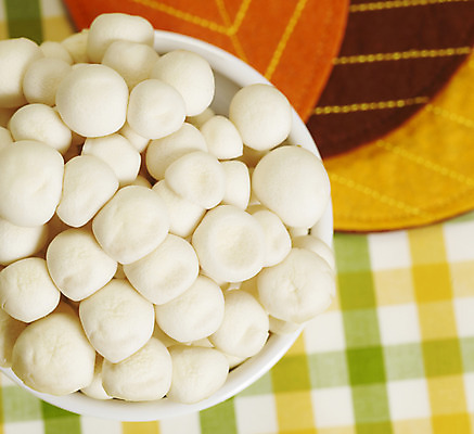 포토 JPG 스튜디오촬영 그릇 컬러 잎 식재료 실내 근접촬영 사람없음 아웃포커스 장식 가로 하이앵글 버섯 식탁보 흰색 천 식용버섯 컬러푸드 송이버섯 국내포토 식물 식기 뷰포인트 촬영기법 내부 직물 파일형식