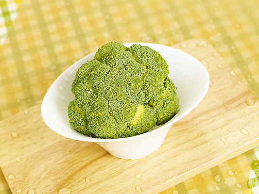 포토 JPG 스튜디오촬영 그릇 컬러 채소 식재료 도마 실내 사람없음 가로 초록색 물방울 브로콜리 컬러푸드 나무도마 국내포토 식기 주방용품 내부 목재 파일형식