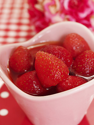 포토 JPG 스튜디오촬영 식물 그릇 접시 꽃 컬러 과일 딸기 실내 근접촬영 사람없음 아웃포커스 장식 빨간색 세로 물방울무늬 천 컬러푸드 제철과일 국내포토 식기 뷰포인트 무늬 촬영기법 내부 직물 제철 파일형식