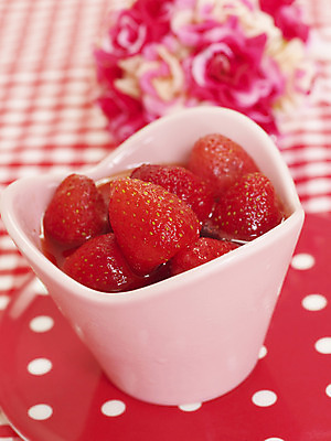 포토 JPG 스튜디오촬영 식물 그릇 접시 꽃 컬러 과일 딸기 실내 사람없음 아웃포커스 장식 빨간색 세로 물방울무늬 천 컬러푸드 제철과일 국내포토 식기 무늬 촬영기법 내부 직물 제철 파일형식