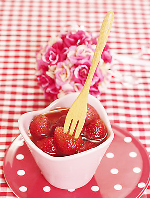 포토 JPG 스튜디오촬영 식물 그릇 접시 꽃 컬러 포크 과일 딸기 실내 사람없음 아웃포커스 장식 빨간색 세로 물방울무늬 천 컬러푸드 제철과일 국내포토 식기 무늬 촬영기법 내부 직물 제철 파일형식