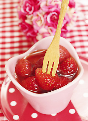 포토 JPG 스튜디오촬영 식물 그릇 접시 꽃 컬러 포크 과일 딸기 실내 근접촬영 사람없음 아웃포커스 장식 빨간색 세로 물방울무늬 천 컬러푸드 제철과일 국내포토 식기 뷰포인트 무늬 촬영기법 내부 직물 제철 파일형식