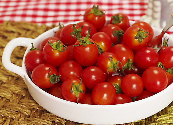 포토 JPG 스튜디오촬영 식물 그릇 접시 열매 컬러 채소 방울토마토 실내 근접촬영 사람없음 아웃포커스 가로 빨간색 천 컬러푸드 국내포토 식기 뷰포인트 토마토 촬영기법 내부 직물 파일형식