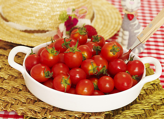 포토 JPG 스튜디오촬영 식물 모자 그릇 접시 열매 컬러 포크 채소 방울토마토 실내 사람없음 아웃포커스 가로 빨간색 천 오브젝트 컬러푸드 국내포토 식기 잡화 토마토 촬영기법 내부 직물 파일형식