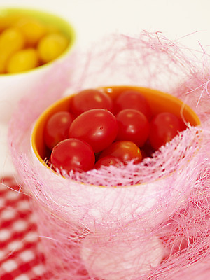 포토 JPG 스튜디오촬영 식물 그릇 열매 컬러 채소 방울토마토 실내 근접촬영 사람없음 아웃포커스 장식 빨간색 세로 천 컬러푸드 국내포토 식기 뷰포인트 토마토 촬영기법 내부 직물 파일형식