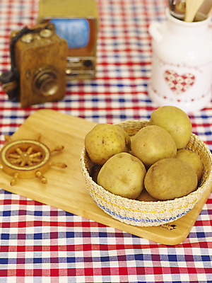 포토 JPG 스튜디오촬영 채소 식재료 감자 도마 실내 사람없음 아웃포커스 세로 바구니 카메라 천 오브젝트 컬러푸드 나무도마 수저통 국내포토 주방용품 촬영기법 내부 목재 전자제품 직물 파일형식