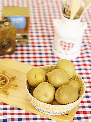 포토 JPG 스튜디오촬영 채소 식재료 감자 도마 실내 사람없음 아웃포커스 세로 바구니 카메라 천 오브젝트 컬러푸드 나무도마 수저통 국내포토 주방용품 촬영기법 내부 목재 전자제품 직물 파일형식