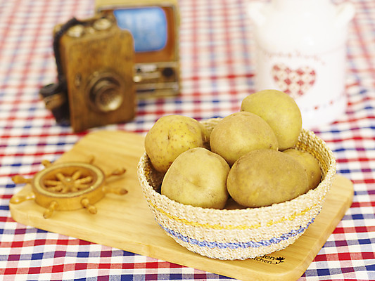 포토 JPG 스튜디오촬영 채소 식재료 감자 도마 실내 사람없음 아웃포커스 가로 바구니 카메라 천 오브젝트 컬러푸드 나무도마 수저통 국내포토 주방용품 촬영기법 내부 목재 전자제품 직물 파일형식