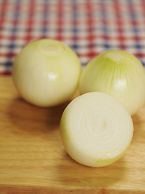 포토 JPG 스튜디오촬영 컬러 채소 식재료 양파 단면 도마 실내 근접촬영 사람없음 아웃포커스 세로 흰색 천 슬라이스 컬러푸드 나무도마 국내포토 뷰포인트 주방용품 촬영기법 내부 목재 직물 파일형식