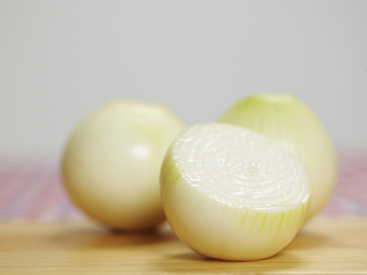 포토 JPG 스튜디오촬영 컬러 채소 식재료 양파 단면 도마 실내 근접촬영 사람없음 아웃포커스 가로 흰색 슬라이스 컬러푸드 국내포토 뷰포인트 주방용품 촬영기법 내부 파일형식