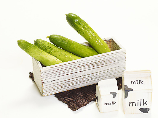 포토 JPG 스튜디오촬영 컬러 채소 식재료 오이 실내 사람없음 가로 초록색 우유 받침대 컬러푸드 나무통 국내포토 우유갑 유제품 통 내부 파일형식