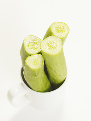 포토 JPG 스튜디오촬영 컬러 채소 식재료 단면 오이 실내 누끼 근접촬영 사람없음 세로 초록색 하이앵글 머그컵 슬라이스 컬러푸드 국내포토 뷰포인트 내부 컵 파일형식