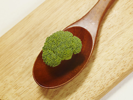 포토 JPG 스튜디오촬영 컬러 채소 식재료 도마 실내 근접촬영 사람없음 가로 초록색 하이앵글 숟가락 브로콜리 컬러푸드 나무숟가락 나무도마 국내포토 뷰포인트 주방용품 수저 내부 목재 파일형식