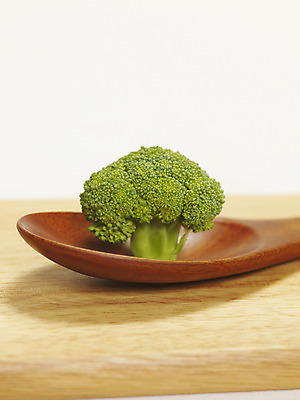 포토 JPG 스튜디오촬영 컬러 채소 식재료 도마 실내 사람없음 세로 초록색 숟가락 브로콜리 컬러푸드 나무숟가락 나무도마 국내포토 주방용품 수저 내부 목재 파일형식