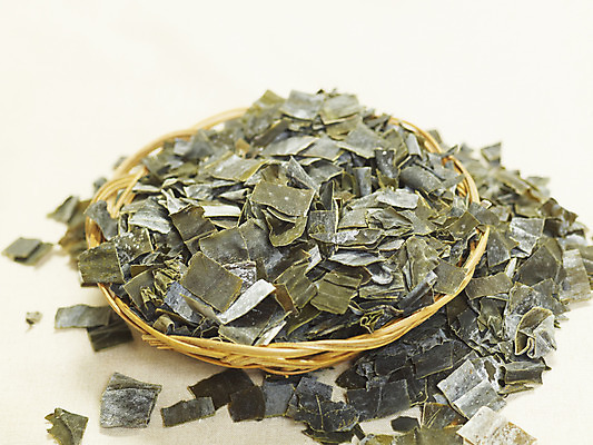 포토 JPG 스튜디오촬영 식물 컬러 식재료 실내 사람없음 가로 초록색 바구니 해조류 해양식물 컬러푸드 다시마 국내포토 내부 수중식물 파일형식