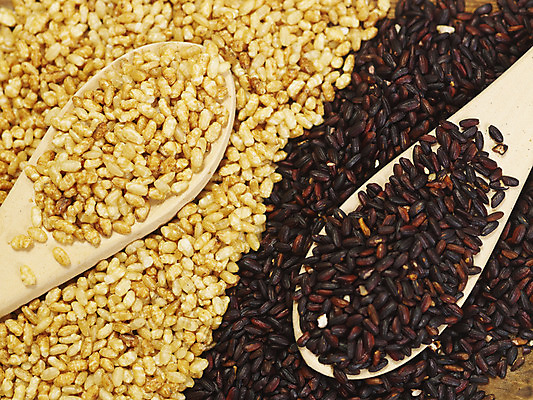 포토 JPG 스튜디오촬영 컬러 식재료 곡류 실내 근접촬영 사람없음 가로 노란색 숟가락 검은색 쌀 메밀 컬러푸드 나무숟가락 검은쌀 흑미 국내포토 뷰포인트 수저 내부 파일형식