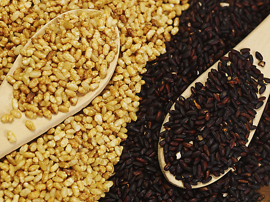 포토 JPG 스튜디오촬영 컬러 식재료 곡류 실내 근접촬영 사람없음 가로 노란색 숟가락 검은색 쌀 메밀 컬러푸드 나무숟가락 검은쌀 흑미 국내포토 뷰포인트 수저 내부 파일형식