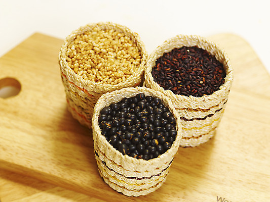 포토 JPG 스튜디오촬영 컬러 식재료 콩 곡류 도마 실내 사람없음 가로 노란색 바구니 검은색 메밀 컬러푸드 검은콩 검은쌀 나무도마 흑미 국내포토 주방용품 내부 목재 쌀 파일형식