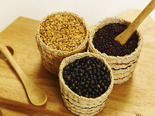 포토 JPG 스튜디오촬영 컬러 식재료 콩 곡류 도마 실내 사람없음 가로 노란색 바구니 숟가락 검은색 메밀 컬러푸드 나무숟가락 검은콩 검은쌀 나무도마 흑미 국내포토 주방용품 수저 내부 목재 쌀 파일형식