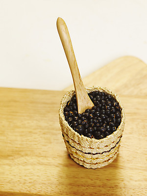 포토 JPG 스튜디오촬영 컬러 식재료 콩 곡류 도마 실내 사람없음 세로 숟가락 검은색 컬러푸드 나무숟가락 검은콩 나무도마 국내포토 주방용품 수저 내부 목재 파일형식