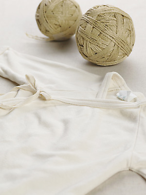 포토 JPG 스튜디오촬영 옷 실내 사람없음 세로 아기용품 끈 유아복 노끈 배냇저고리 신생아옷 국내포토 줄 내부 오브젝트 파일형식