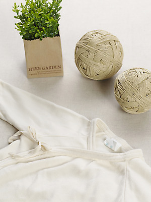 포토 JPG 스튜디오촬영 식물 옷 화분 화초 실내 사람없음 세로 아기용품 끈 풀 유아복 노끈 배냇저고리 신생아옷 국내포토 줄 내부 오브젝트 파일형식