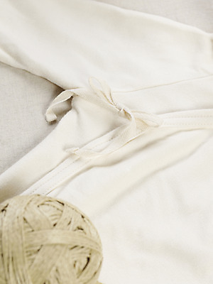 포토 JPG 스튜디오촬영 옷 리본 실내 근접촬영 사람없음 세로 아기용품 끈 매듭 유아복 노끈 배냇저고리 신생아옷 국내포토 줄 뷰포인트 내부 오브젝트 파일형식