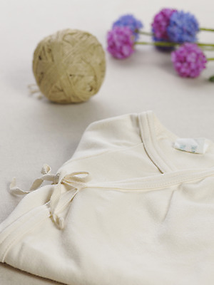 포토 JPG 스튜디오촬영 옷 꽃 리본 실내 사람없음 장식 세로 아기용품 끈 매듭 유아복 노끈 배냇저고리 신생아옷 국내포토 식물 줄 내부 오브젝트 파일형식