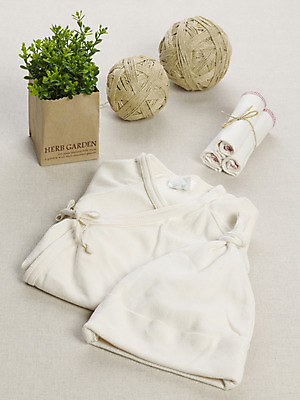 포토 JPG 스튜디오촬영 식물 모자 옷 화분 화초 실내 사람없음 세로 아기용품 끈 풀 기저귀 유아복 노끈 배냇저고리 신생아옷 국내포토 잡화 줄 내부 오브젝트 파일형식