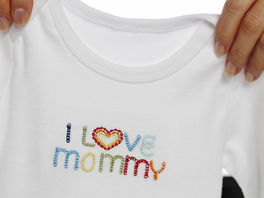 포토 JPG 스튜디오촬영 손 알파벳 영어 옷 상의 실내 신체부위 가로 아기용품 한국인 자수 유아복 국내포토 문자 사람 동양인 내부 오브젝트 파일형식