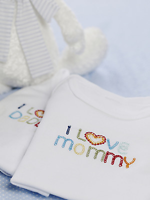 포토 JPG 스튜디오촬영 알파벳 영어 옷 인형 실내 사람없음 세로 아기용품 자수 유아복 토끼인형 국내포토 문자 내부 토끼 오브젝트 파일형식