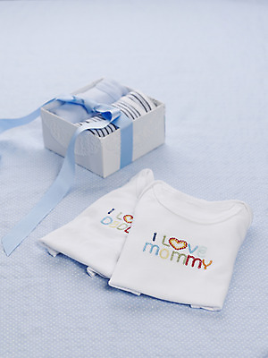 포토 JPG 스튜디오촬영 알파벳 영어 옷 실내 사람없음 세로 선물상자 상자 아기용품 자수 유아복 국내포토 문자 선물 내부 오브젝트 파일형식