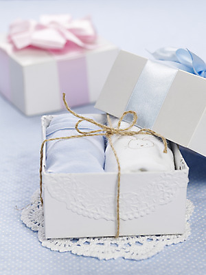 포토 JPG 스튜디오촬영 옷 실내 선물 사람없음 세로 선물상자 상자 아기용품 끈 오브젝트 유아복 노끈 국내포토 레이스천 줄 내부 직물 파일형식