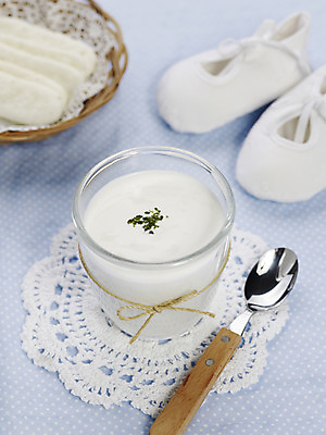 포토 JPG 스튜디오촬영 음식 신발 잔 실내 사람없음 아웃포커스 컵 세로 바구니 쿠키 과자 숟가락 아기용품 끈 아기신발 노끈 이유식 이유식과자 국내포토 레이스천 식기 줄 디저트 촬영기법 수저 내부 직물 오브젝트 파일형식