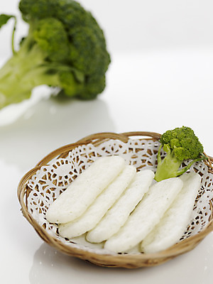 포토 JPG 스튜디오촬영 음식 채소 실내 사람없음 아웃포커스 세로 바구니 쿠키 과자 아기용품 브로콜리 이유식 이유식과자 국내포토 레이스천 디저트 촬영기법 내부 직물 오브젝트 파일형식